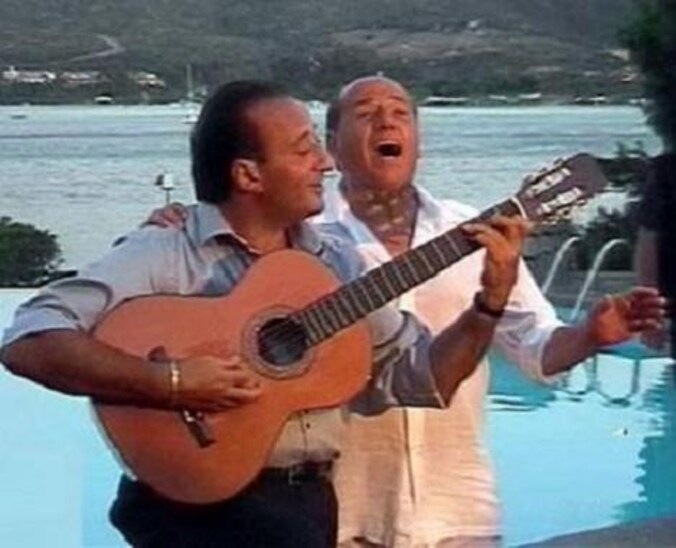 Berlusconi en Apicella samen in actie.