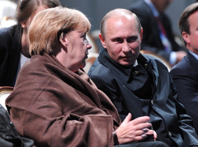 De Russische president Vladimir Poetin in gesprek met de Duitse Bondskanselier Angela Merkel in St. Petersburg in september vorig jaar.