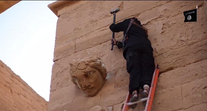 Een beeld uit de video: een gebouw wordt vernield in Hatra.