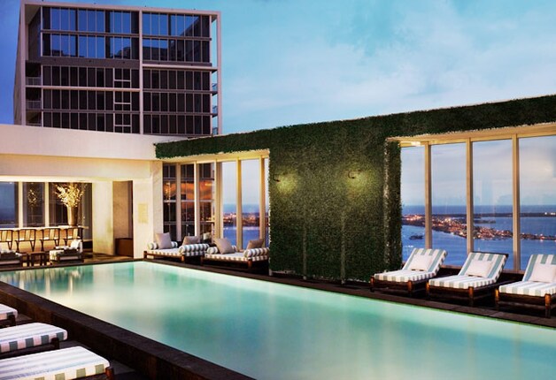 Uitkijken over het strand en Miami zelf. Geïnteresseerd? Boek dan een kamer in het Club 50 Viceroy Hotel