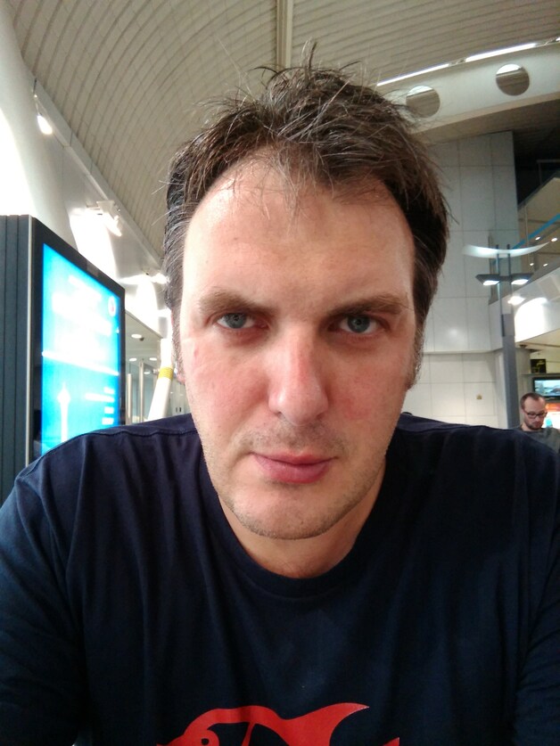 Foto voor: op een buitenlandse luchthaven, na slechts 4 uur slaap en met een stevige jetlag.