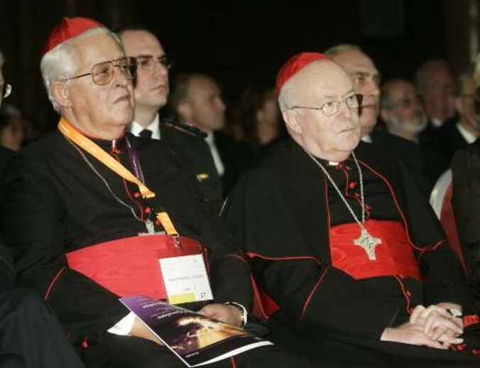 De Portugese kardinaal Policarpo (l) in het gezelschap van Godfried Danneels.