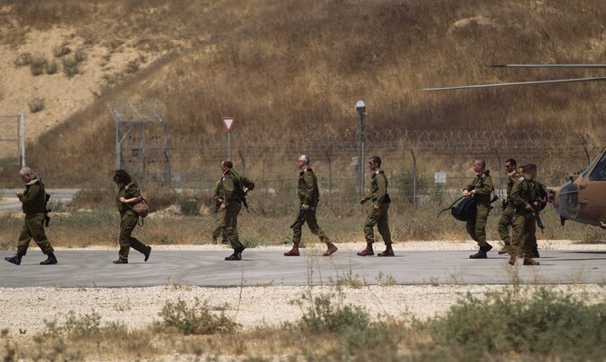 Chef-staf van het Israëlische leger Benny Gantz (vierde van links) arriveert op een legerbasis aan de grens met de Gazastrook.
