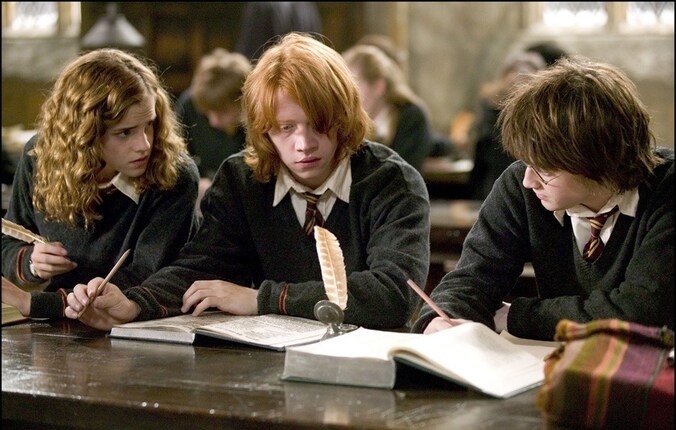 De hoofdpersonages in de verfilmingen van de boekenreeks: Hermelien, Ron en Harry.