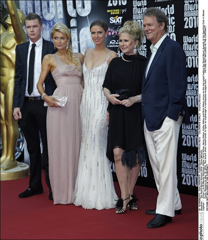 Barron Nicholas Hilton samen met zijn zussen Paris en Nicky, en zijn ouders Kathy and Rick Hilton.