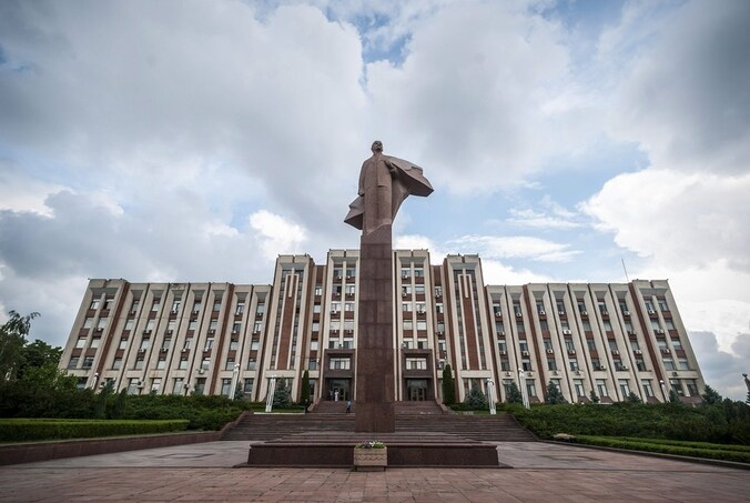 Een standbeeld van Lenin voor het parlementsgebouw in Tiraspol, de hoofdstad van Transnestrië.