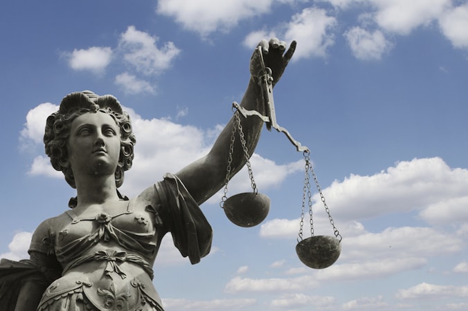 Na de schuldbekentenis kan de man een schadevergoeding krijgen van Vrouwe Justitia, al betwijfelt 'El País' of die er ooit komt.