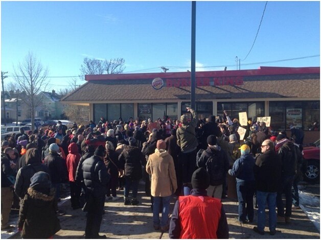 Protest voor een restaurant van Burger King.