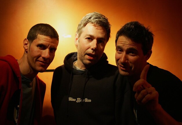 MCA (midden) met 'partners in crime' Mike D en Ad-Rock.