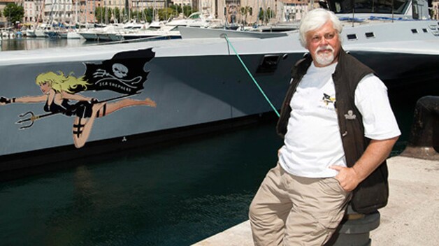 Paul Watson bij de Brigitte Bardot, het interventieschip van Sea Shepherd.