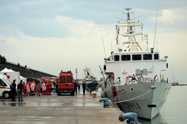 Archiefbeeld: 'Fiorillo', een schip van de Italiaanse kustwacht, brengt 84 immigranten binnen in de haven van Catania, Sicilië.