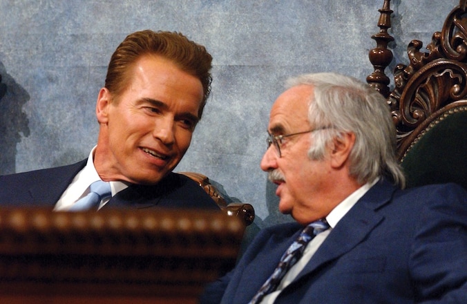 John Burton in 2004 in gesprek met Arnold Schwarzenegger.