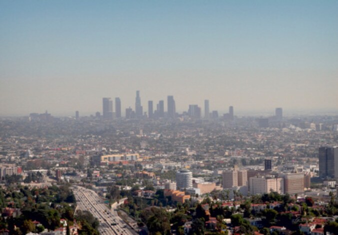 De skyline van Los Angeles gehuld in smog.