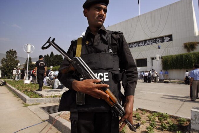 Een politieagent houdt de wacht voor het Pakistaanse parlement