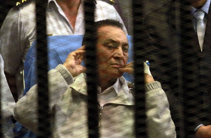 Voormalig president Hosni Mubarak zit nu achter de tralies