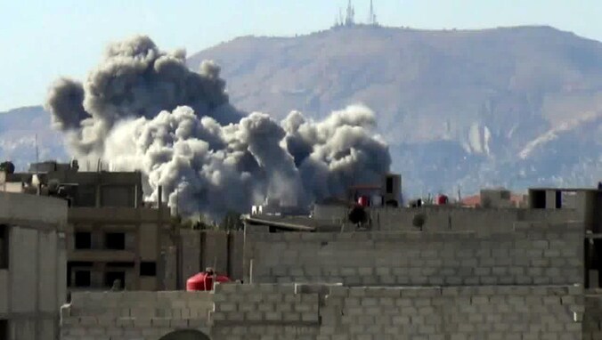Deze foto, afkomstig van Youtube, toont een bominslag in de buurt van Damascus.