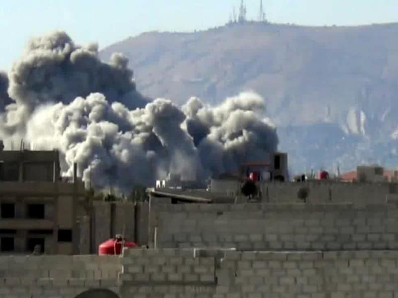 Deze foto, afkomstig van Youtube, toont een bominslag in de buurt van Damascus.