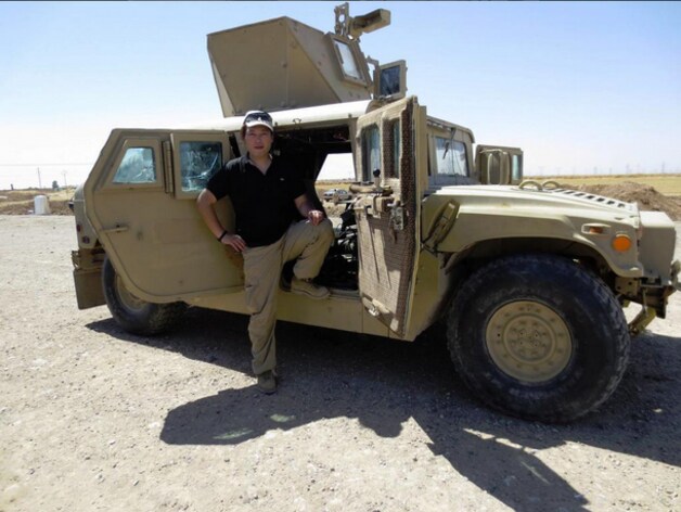 Haruna Yukawa in een militaire pantserwagen in Syrië.