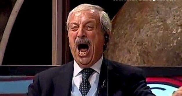 Tiziano Crudeli in volle ornaat...
