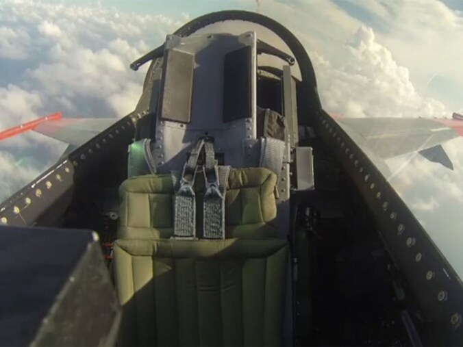 De onbemande F16 tijdens de eerste testvlucht.