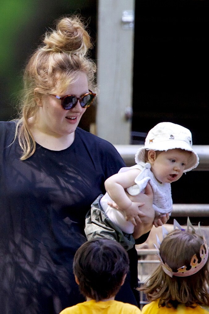 Adele met haar zoontje Angelo, in juni in New York