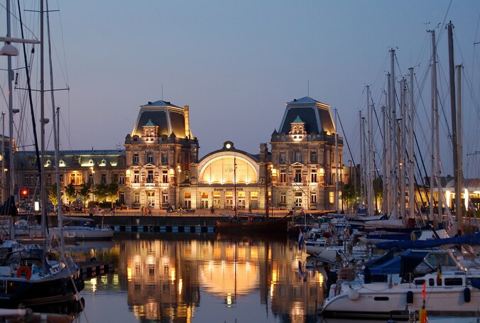 Station Oostende met jachthaven op de voorgrond (archiefbeeld).