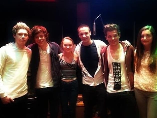 Lily Rose omringd door de jongens van One Directions