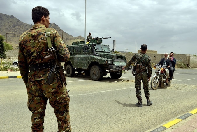Militairen bewaken de straten in Sana'a, Jemen, die leiden naar de Amerikaanse en Britse ambassades.
