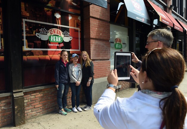 Fans gaan op de foto voor de nagemaakte kroeg Central Perk in Manhattan.