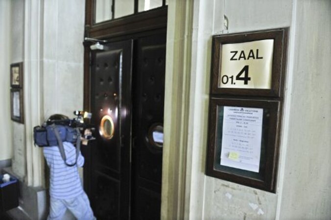 De gevangenen ontsnapten uit zittingzaal 01.4.