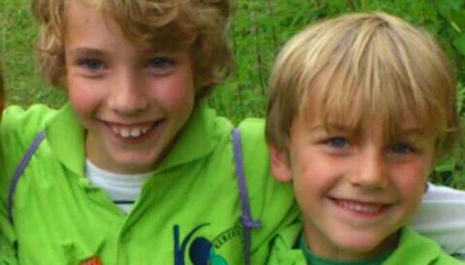 De broertjes Ruben en Julian op een dinsdagavond verspreide foto.