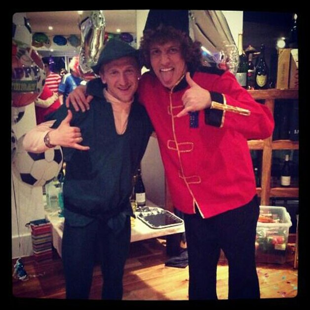 Marko Marin als Robin Hood en feestvarken David Luiz als Chelsea Pensioner.