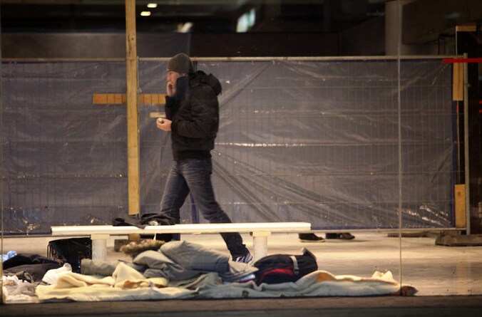 Met de strengere wetgeving wil de wisselmeerderheid een einde maken aan de opvangcrisis, waardoor mensen op straat terecht komen, wat vooral tijdens de wintermaanden tot schrijnende situaties leidt.