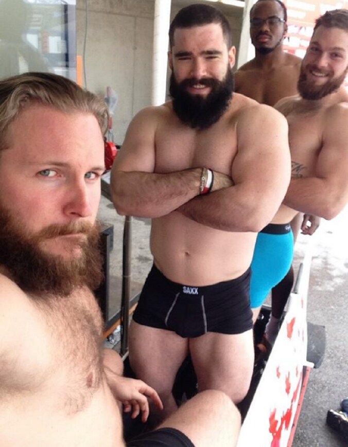 De Canadezen namen deze halfnaakte foto toen ze hun gewicht voor de wedstrijd hadden nagekeken. Links teamleider Justin Kripps.
