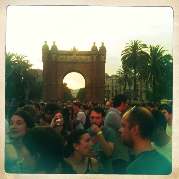 Bier en vrienden zien aan de Arc de Triomf, de muziek is bijzaak.