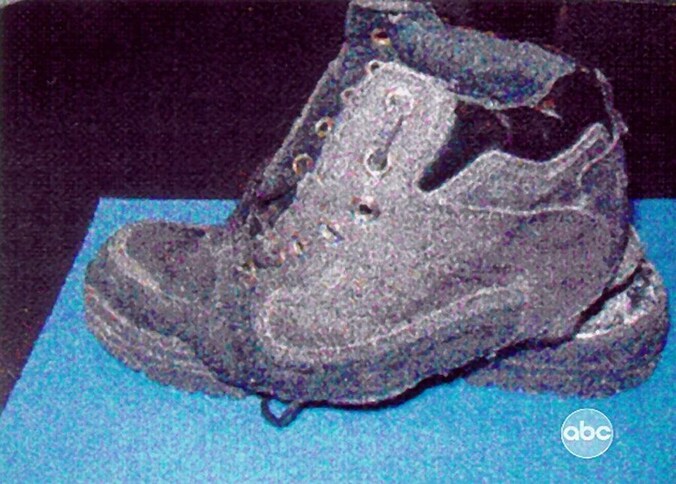 Een van de schoenen van de vermeende 'shoe bomber' Richard Reid.
