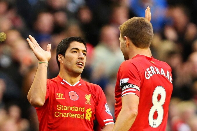 Luis Suarez (l) en Steven Gerrard zijn blij met elkaar.