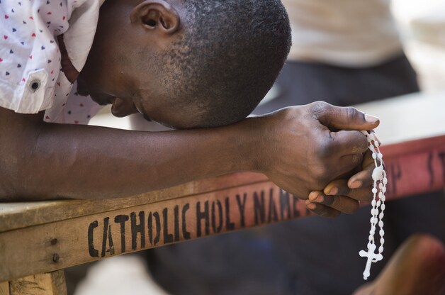 Een biddende man in Nigeria, in de kerk waar Boko Haram in 2014 een bomaanslag uitvoerde.