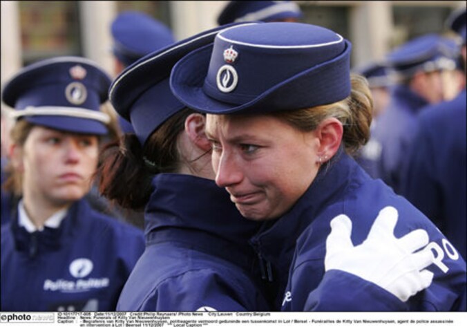 De begrafenis van agente Van Nieuwenhuysen maakte heel wat emoties los bij haar collega's.