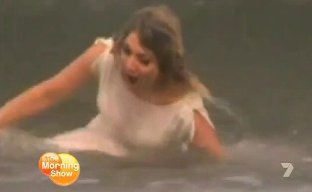 Een kletsnatte Lysa is uit op wraak... © videostill YouTube