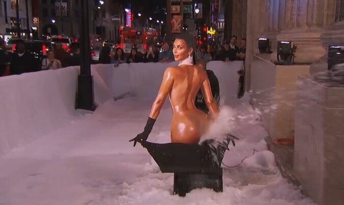 Kim Kardashian als sneeuwblazer. Dat ziet er zo uit!