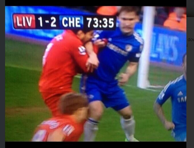 Suarez bijt Ivanovic in de arm.