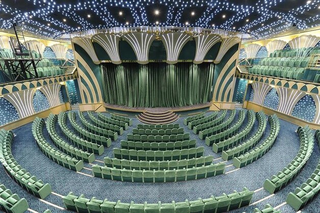 Het theater met 1.200 zitplaatsen waar elke avond een show wordt opgevoerd.