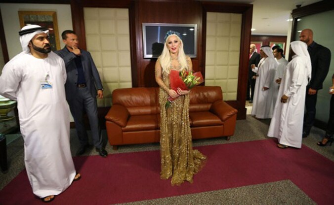 Lady Gaga past haar kledij aan tijdens haar bezoek aan Dubai.