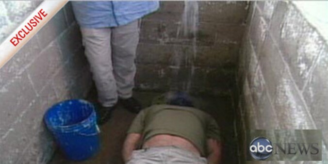 Waterboarding geeft de ondervraagde het gevoel dat hij verdrinkt.
