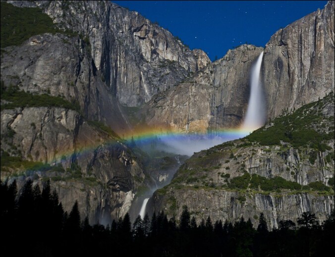 Een regenboog in het Yosemite National Park.
