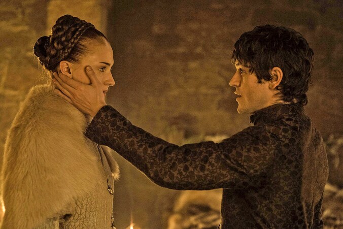 Sansa (links) en Ramsey vlak voor de verkrachtingsscène.