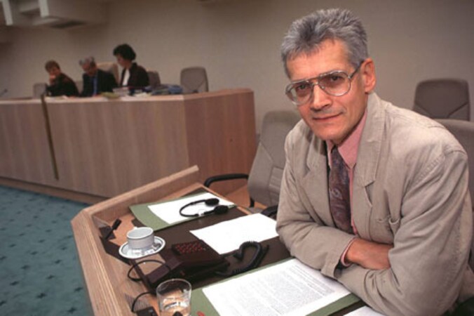 De spits wordt afgebeten door Mensenrechten in de Kerk van Rik Devillé (foto).