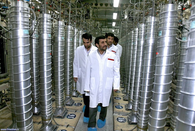 De Iraanse president Ahmadinejad (midden) in 2008 op bezoek bij een nucleaire verrijkingsinstallatie in eigen land.