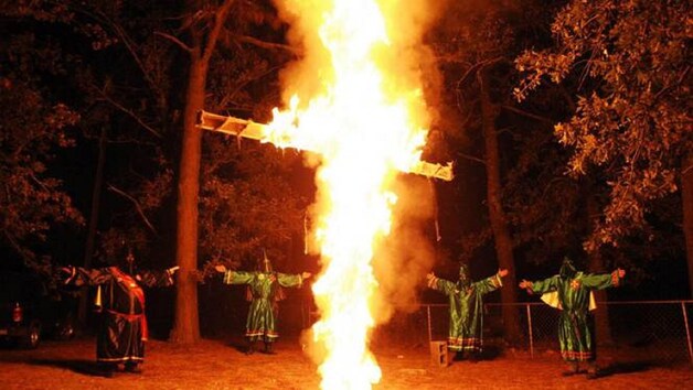 KKK-leden bij een kruisverbranding in South Carolina.
